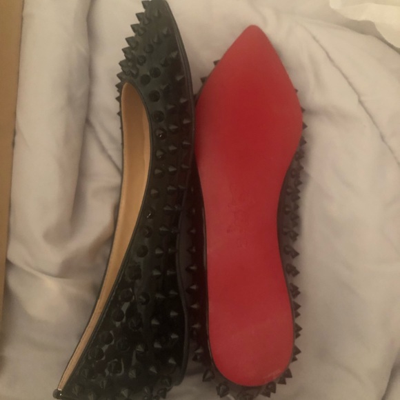 Turn heads stepping out in your new Christian Louboutin Pigalle black flats. - Picture 4 of 11
